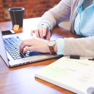 Настройка amoCRM с нуля — ноутбук и блокнот на столе